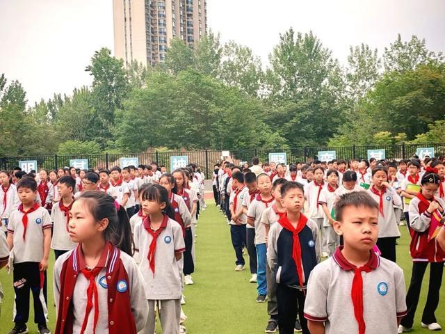 师生携手守护生命防线——西安市浐灞十六小开展防震减灾应急疏散演练活动(图5)