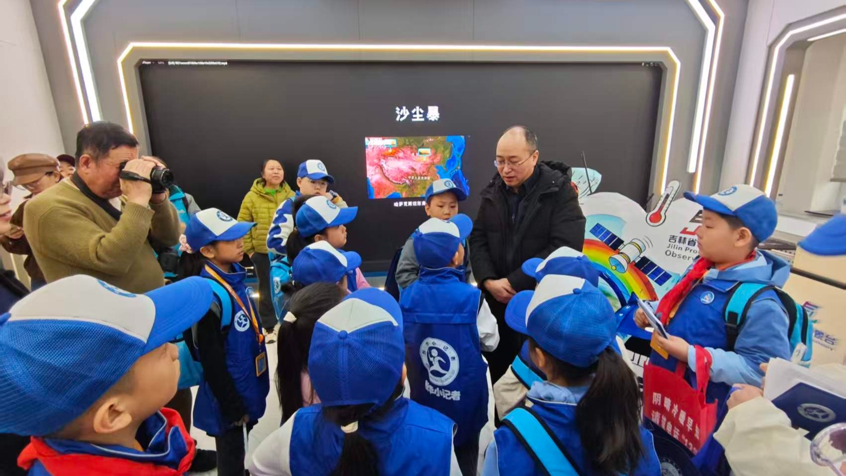 开放设备、组织科普吉林省气象局科普走近民众(图2)